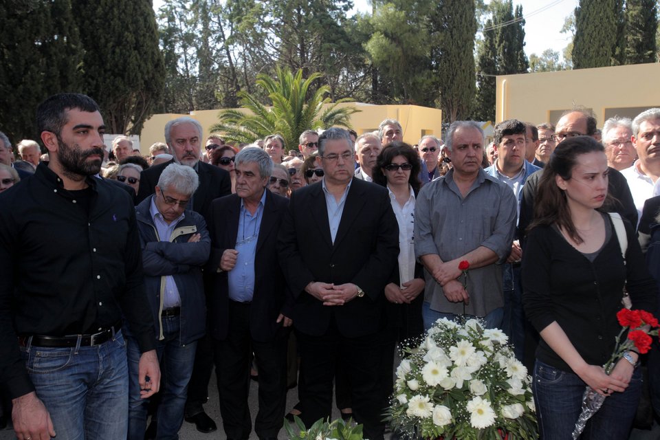 Πλήθος κόσμου είπε το «τελευταίο αντίο» στον ευρωβουλευτή του ΚΚΕ Μπάμπη Αγγουράκη [εικόνες] | iefimerida.gr 0