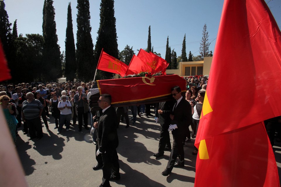 Πλήθος κόσμου είπε το «τελευταίο αντίο» στον ευρωβουλευτή του ΚΚΕ Μπάμπη Αγγουράκη [εικόνες] | iefimerida.gr 1