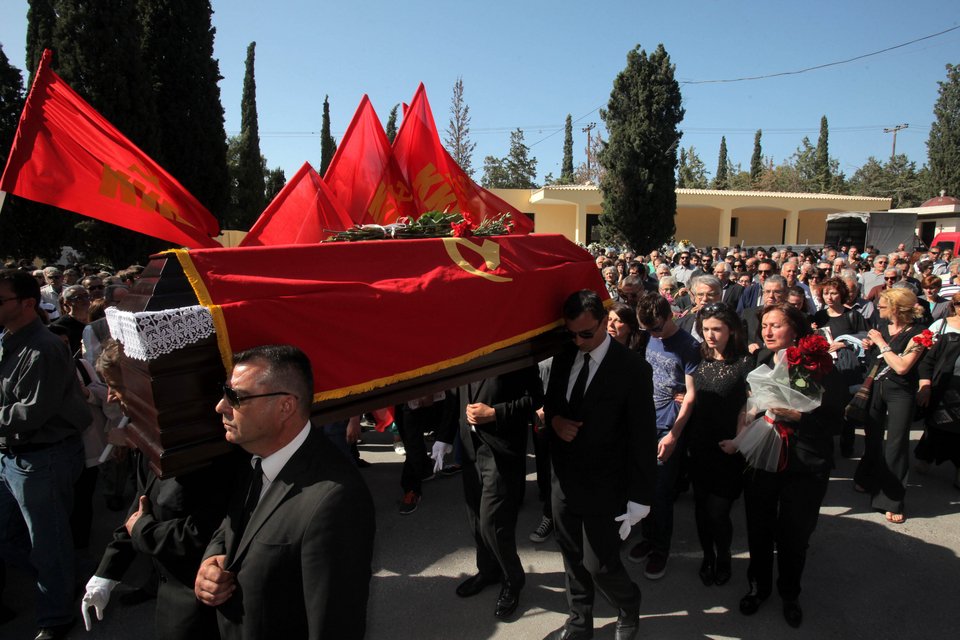 Πλήθος κόσμου είπε το «τελευταίο αντίο» στον ευρωβουλευτή του ΚΚΕ Μπάμπη Αγγουράκη [εικόνες] | iefimerida.gr 2