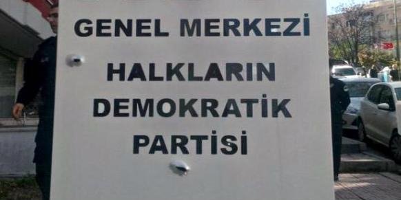 Αγνωστοι άνοιξαν πυρ στα γραφεία Τουρκικού φιλοκουρδικού κόμματος [εικόνες] | iefimerida.gr 1