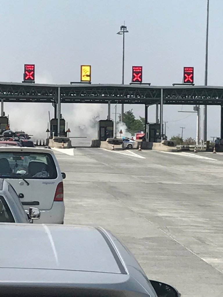 Συναγερμός στην Πυροσβεστική -Αυτοκίνητο τυλίχθηκε στις φλόγες στα διόδια Μοσχοχωρίου [εικόνες] | iefimerida.gr 0