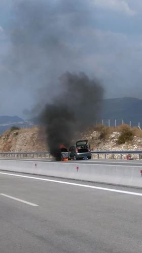 Ιωάννινα: Αυτοκίνητο τυλίχθηκε στις φλόγες στα διόδια Τερόβου [εικόνες] | iefimerida.gr 0