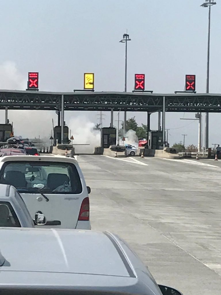 Συναγερμός στην Πυροσβεστική -Αυτοκίνητο τυλίχθηκε στις φλόγες στα διόδια Μοσχοχωρίου [εικόνες] | iefimerida.gr 4