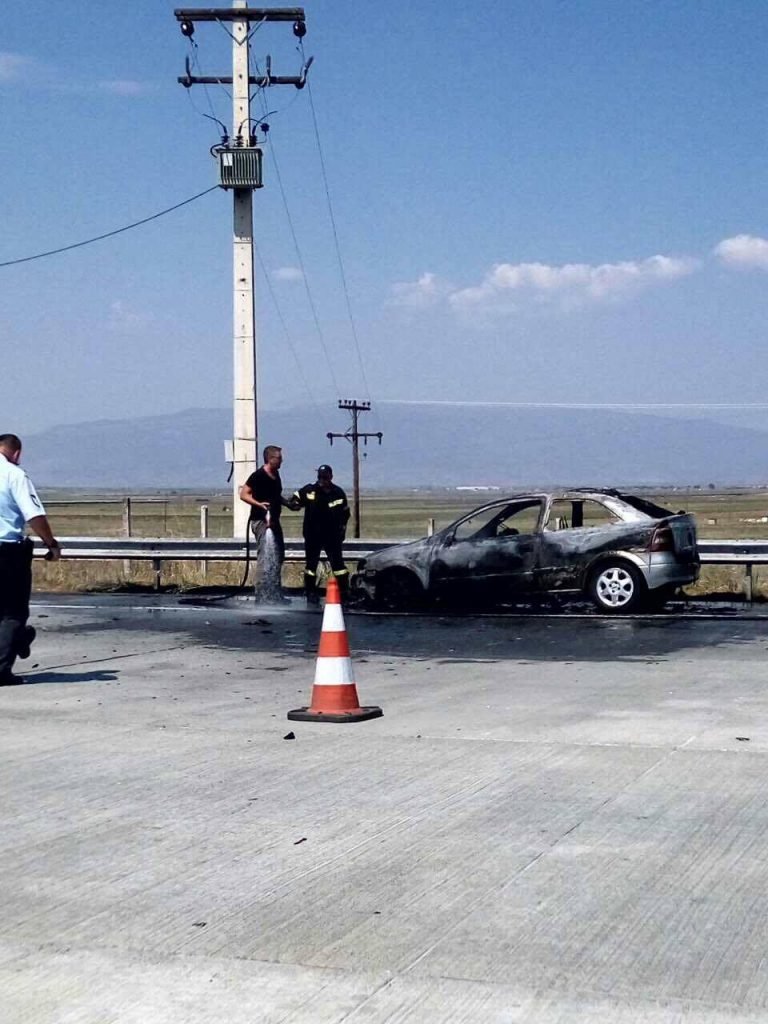 Συναγερμός στην Πυροσβεστική -Αυτοκίνητο τυλίχθηκε στις φλόγες στα διόδια Μοσχοχωρίου [εικόνες] | iefimerida.gr 3