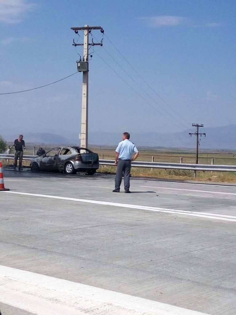 Συναγερμός στην Πυροσβεστική -Αυτοκίνητο τυλίχθηκε στις φλόγες στα διόδια Μοσχοχωρίου [εικόνες] | iefimerida.gr 2