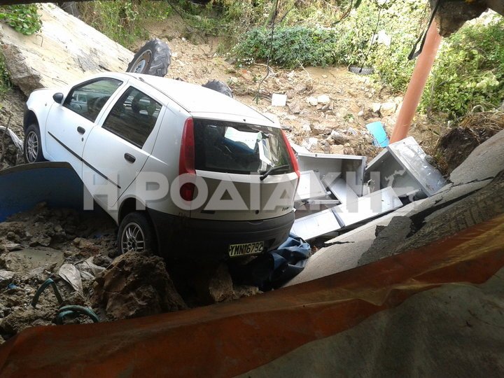 Ανοιξε η γη στη Ρόδο: Το έδαφος υποχώρησε από τις καταρρακτώδεις βροχές [εικόνες] | iefimerida.gr 1