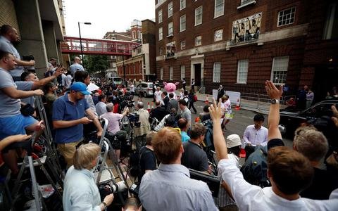 Φρενίτιδα έξω από το μαιευτήριο που γέννησε η Κέιτ - Αναμένουν να δουν τον διάδοχο [εικόνες]  | iefimerida.gr 0