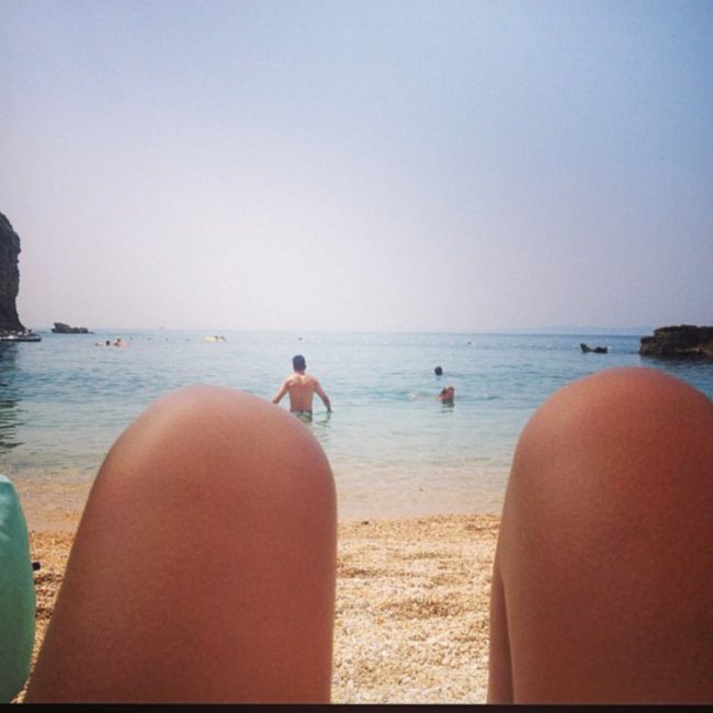 H Λάουρα Νάργες με μαγιό στα Σύβοτα [εικόνες]  | iefimerida.gr 2