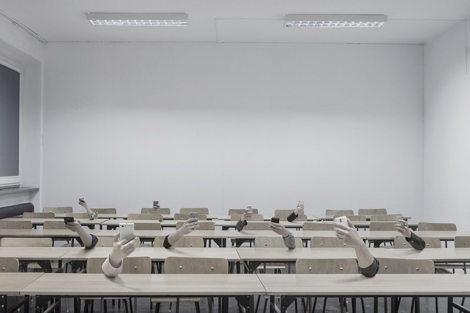 Η έκθεση φωτογραφίας που θα σοκάρει: Δείχνει την εξάρτηση του σύγχρονου ανθρώπου από τα smartphones [εικόνες] | iefimerida.gr 5