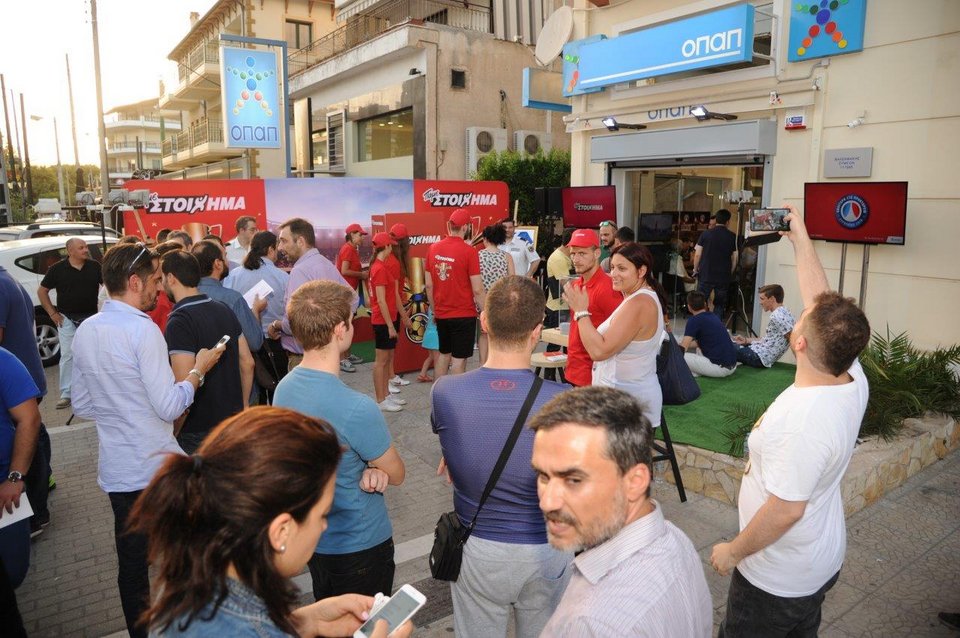 Το κύπελλο του EURO 2004 στα πρακτορεία του ΟΠΑΠ | iefimerida.gr 1