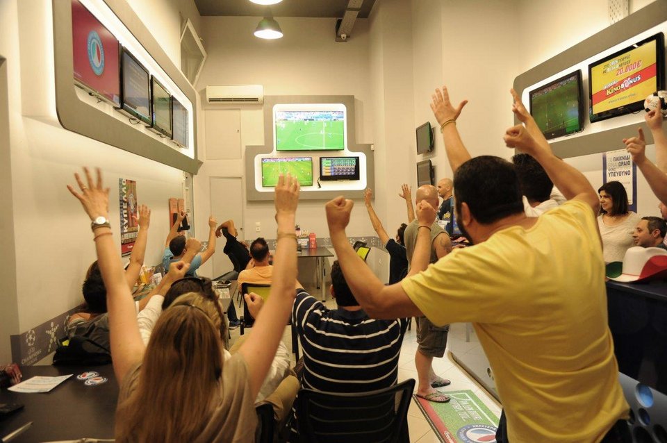 Το κύπελλο του EURO 2004 στα πρακτορεία του ΟΠΑΠ | iefimerida.gr 2