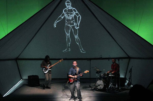 Το ’21: Το περίφημο ροκ πανκ-δαιμόνιο του Αρη Μπινιάρη, για 4 παραστάσεις στο Gazarte [εικόνες] | iefimerida.gr 0