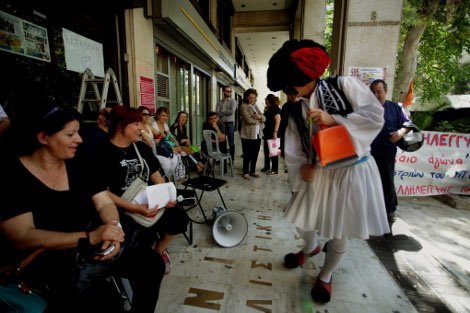 O τσολιάς της Ελληνοφρένειας πήρε σκούπα και φαράσι και πήγε στις καθαρίστριες στο ΥΠΟΙΚ [εικόνες] | iefimerida.gr 6