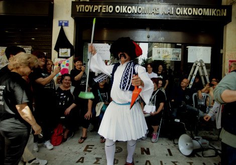 O τσολιάς της Ελληνοφρένειας πήρε σκούπα και φαράσι και πήγε στις καθαρίστριες στο ΥΠΟΙΚ [εικόνες] | iefimerida.gr 5