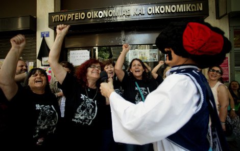 O τσολιάς της Ελληνοφρένειας πήρε σκούπα και φαράσι και πήγε στις καθαρίστριες στο ΥΠΟΙΚ [εικόνες] | iefimerida.gr 4