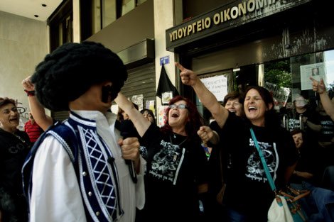 O τσολιάς της Ελληνοφρένειας πήρε σκούπα και φαράσι και πήγε στις καθαρίστριες στο ΥΠΟΙΚ [εικόνες] | iefimerida.gr 3