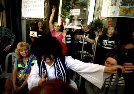 O τσολιάς της Ελληνοφρένειας πήρε σκούπα και φαράσι και πήγε στις καθαρίστριες στο ΥΠΟΙΚ [εικόνες] | iefimerida.gr 2