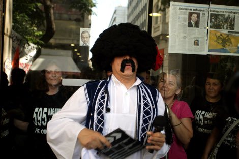 O τσολιάς της Ελληνοφρένειας πήρε σκούπα και φαράσι και πήγε στις καθαρίστριες στο ΥΠΟΙΚ [εικόνες] | iefimerida.gr 1