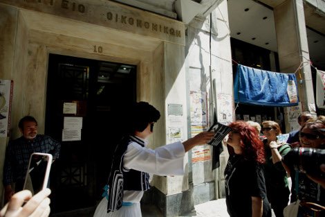 O τσολιάς της Ελληνοφρένειας πήρε σκούπα και φαράσι και πήγε στις καθαρίστριες στο ΥΠΟΙΚ [εικόνες] | iefimerida.gr 0