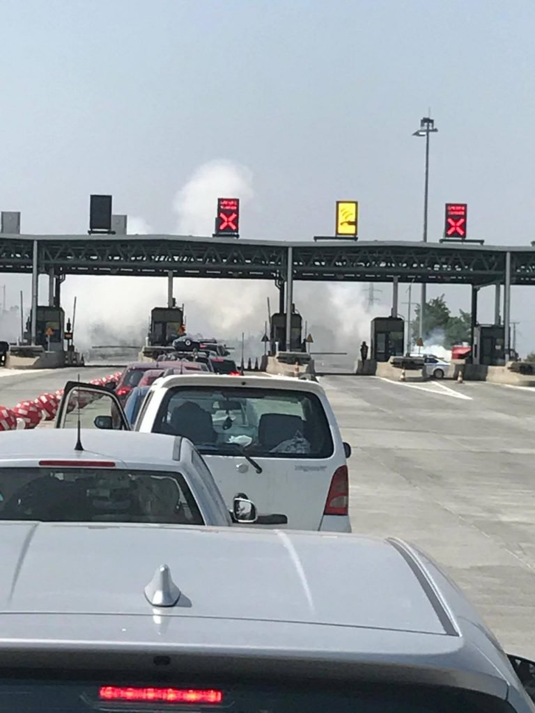 Συναγερμός στην Πυροσβεστική -Αυτοκίνητο τυλίχθηκε στις φλόγες στα διόδια Μοσχοχωρίου [εικόνες] | iefimerida.gr 1