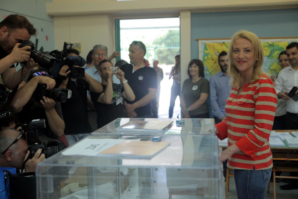 Η Ρένα Δούρου σταμάτησε στο παραβάν και πόζαρε στους δημοσιογράφους -Δήλωσε πεισματάρα [εικόνες] | iefimerida.gr 3