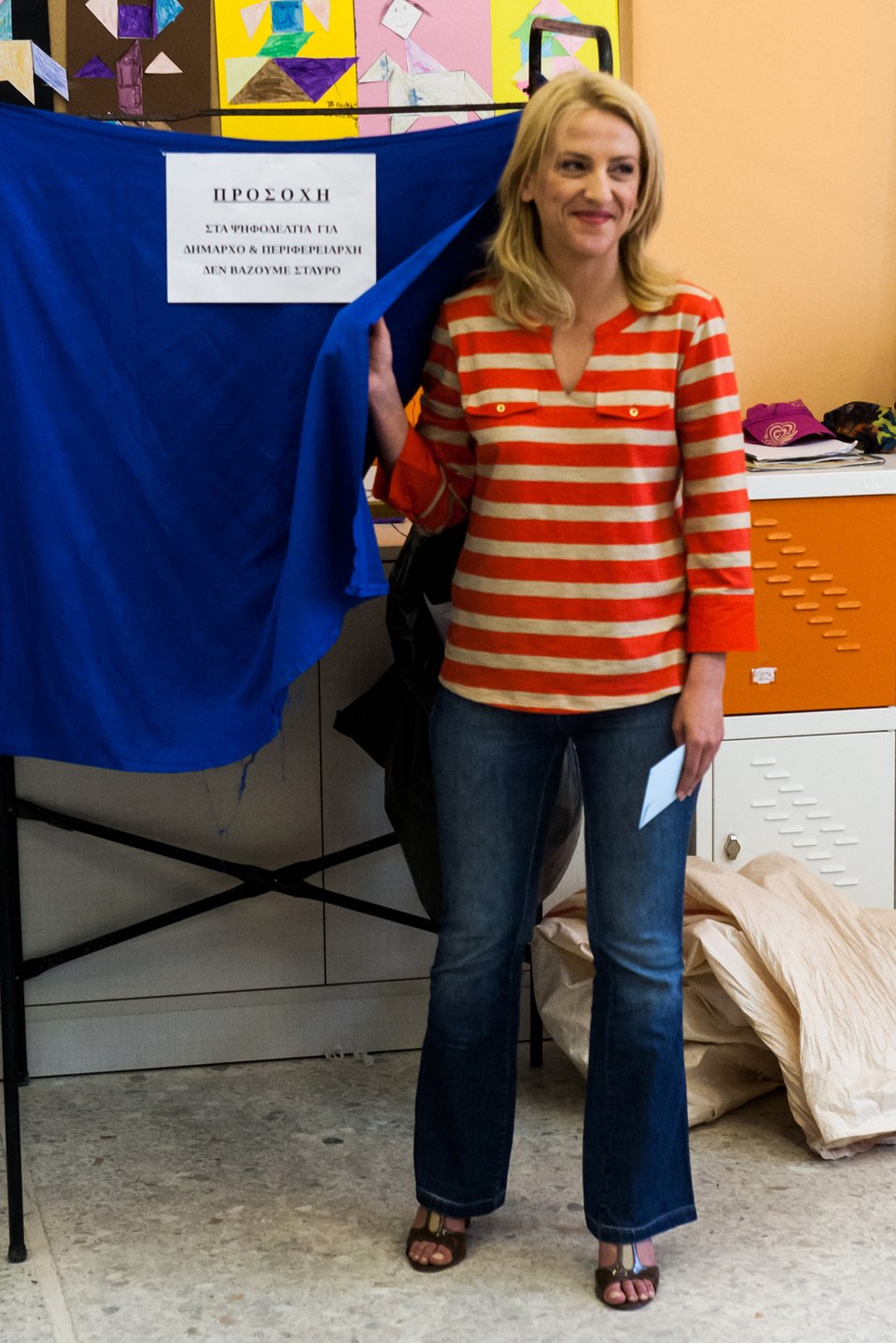 Η Ρένα Δούρου σταμάτησε στο παραβάν και πόζαρε στους δημοσιογράφους -Δήλωσε πεισματάρα [εικόνες] | iefimerida.gr 0