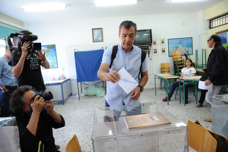 Ο Θεοδωράκης έξω από τις κάλπες καλεί το λαό να βάλει δυνατά ένα συγκεκριμένο τραγούδι [βίντεο] | iefimerida.gr 0