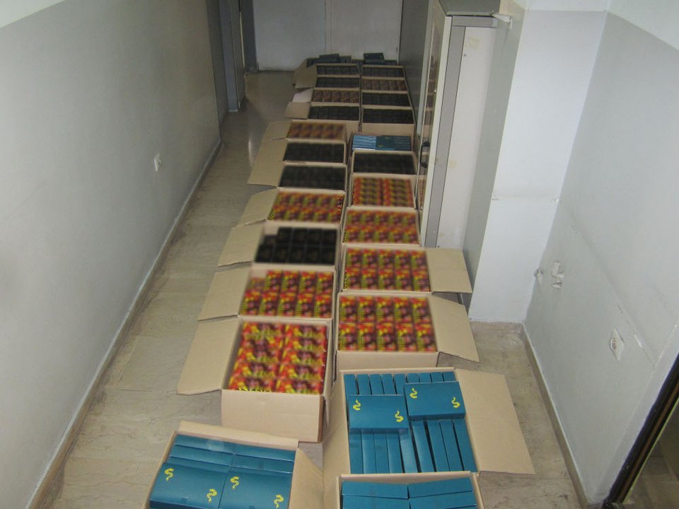 Πάτρα: Συνελήφθη γυναίκα που έκρυβε στην αποθήκη της 74.300 κροτίδες για το Πάσχα [εικόνες] | iefimerida.gr 1