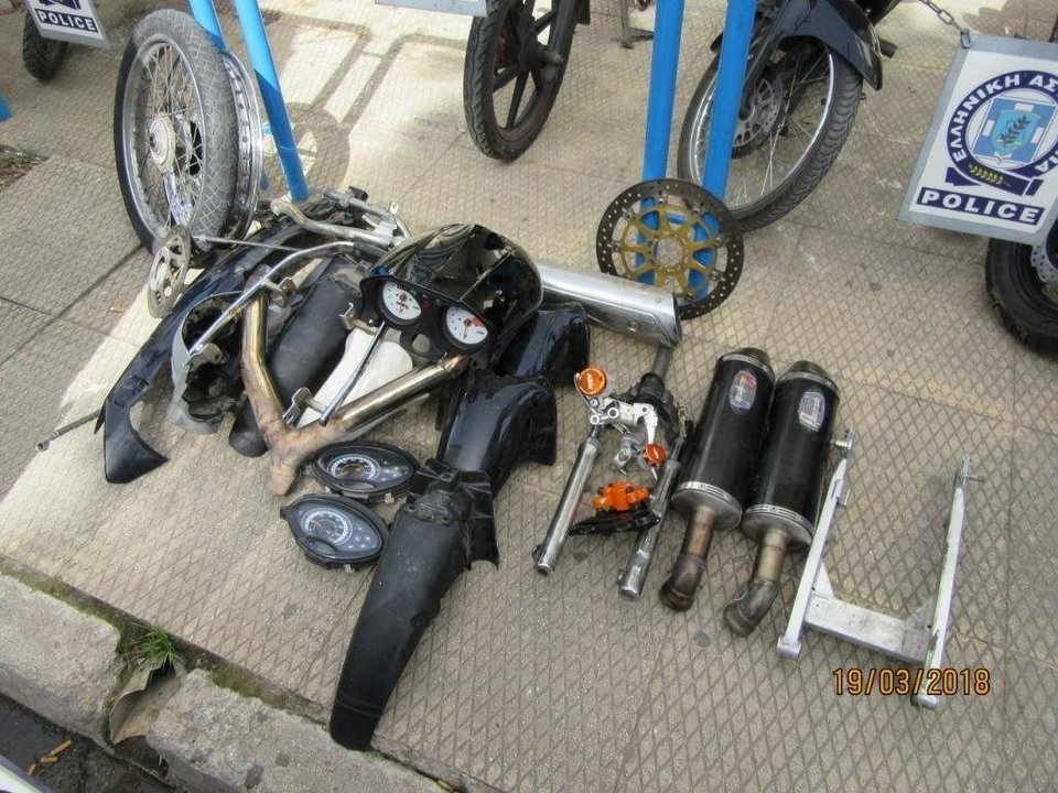 Εργάζονταν ως διανομείς ή ντελιβεράδες για να βρίσκουν τις μοτοσικλέτες που έκλεβαν | iefimerida.gr 0