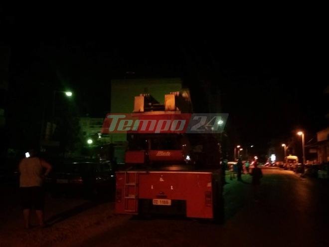 Πανικός στην Πάτρα: 2 αδέρφια ανέβηκαν στα κάγκελα του μπαλκονιού τους και απειλούσαν να αυτοκτονήσουν [εικόνες & βίντεο] | iefimerida.gr 3