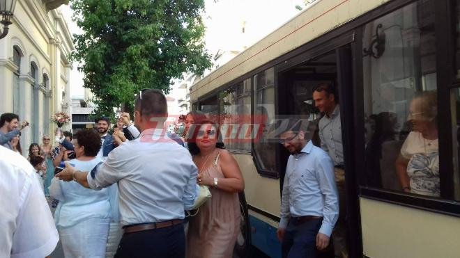 Πάτρα: Πήγαν στο γάμο με αστικό λεωφορείο και κατέβηκαν χορεύοντας! [εικόνες] | iefimerida.gr 1