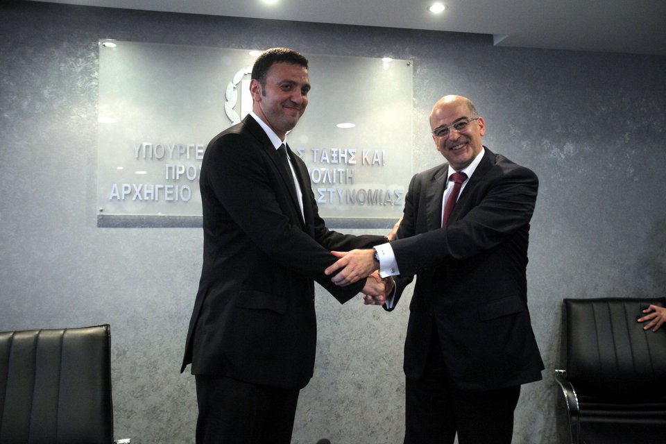 Ο Δένδιας ζήτησε... άσυλο -Τα απίστευτα δώρα που πήρε φεύγοντας από το υπουργείο Προστασίας Πολίτη [εικόνες] | iefimerida.gr 0