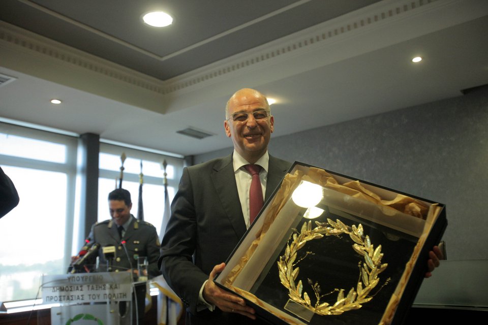 Ο Δένδιας ζήτησε... άσυλο -Τα απίστευτα δώρα που πήρε φεύγοντας από το υπουργείο Προστασίας Πολίτη [εικόνες] | iefimerida.gr 1