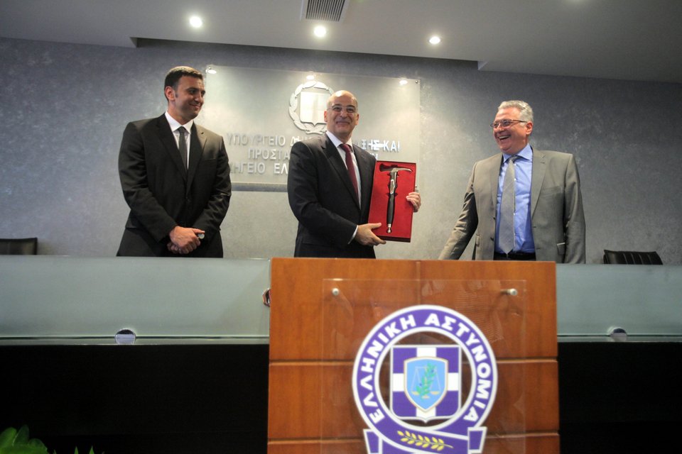 Ο Δένδιας ζήτησε... άσυλο -Τα απίστευτα δώρα που πήρε φεύγοντας από το υπουργείο Προστασίας Πολίτη [εικόνες] | iefimerida.gr 2