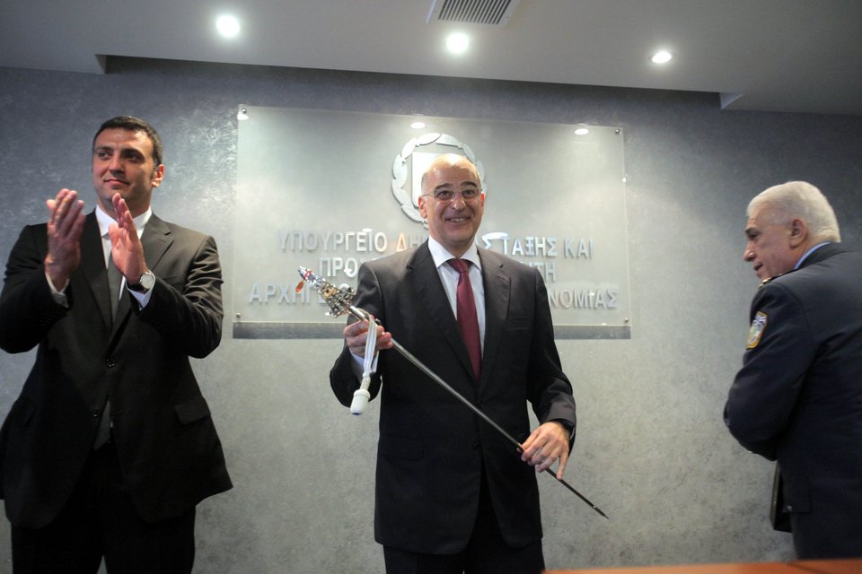 Ο Δένδιας ζήτησε... άσυλο -Τα απίστευτα δώρα που πήρε φεύγοντας από το υπουργείο Προστασίας Πολίτη [εικόνες] | iefimerida.gr 3