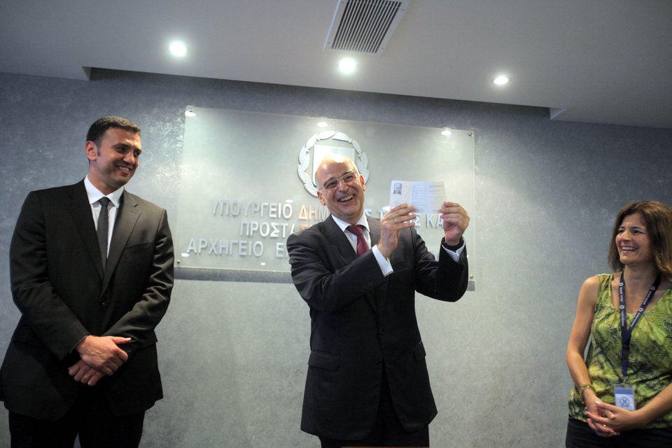 Ο Δένδιας ζήτησε... άσυλο -Τα απίστευτα δώρα που πήρε φεύγοντας από το υπουργείο Προστασίας Πολίτη [εικόνες] | iefimerida.gr 4