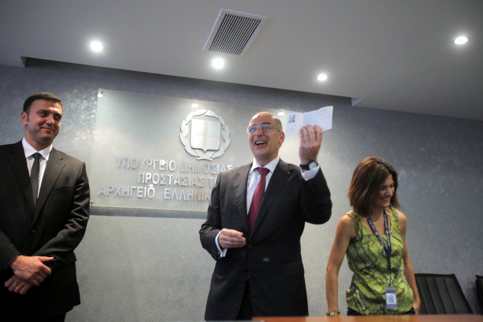 Ο Δένδιας ζήτησε... άσυλο -Τα απίστευτα δώρα που πήρε φεύγοντας από το υπουργείο Προστασίας Πολίτη [εικόνες] | iefimerida.gr 5