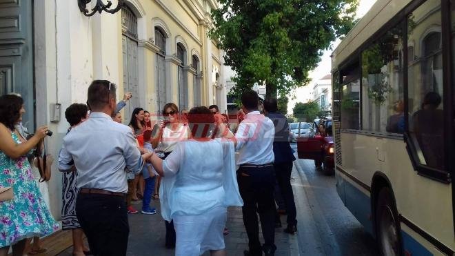 Πάτρα: Πήγαν στο γάμο με αστικό λεωφορείο και κατέβηκαν χορεύοντας! [εικόνες] | iefimerida.gr 2