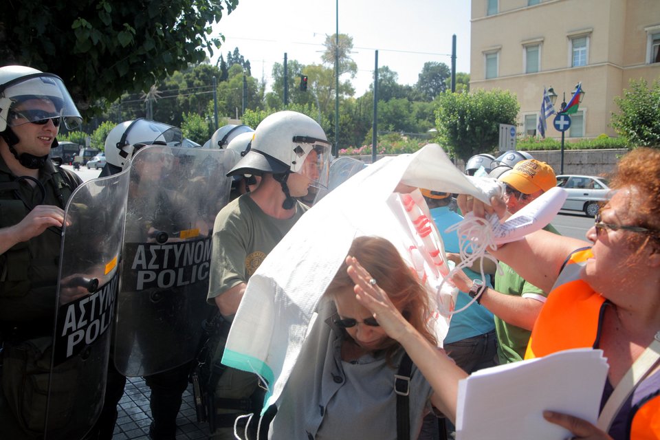 Ένταση μεταξύ αστυνομικών και σχολικών φυλάκων έξω από το υπουργείο Εξωτερικών [εικόνες] | iefimerida.gr 0