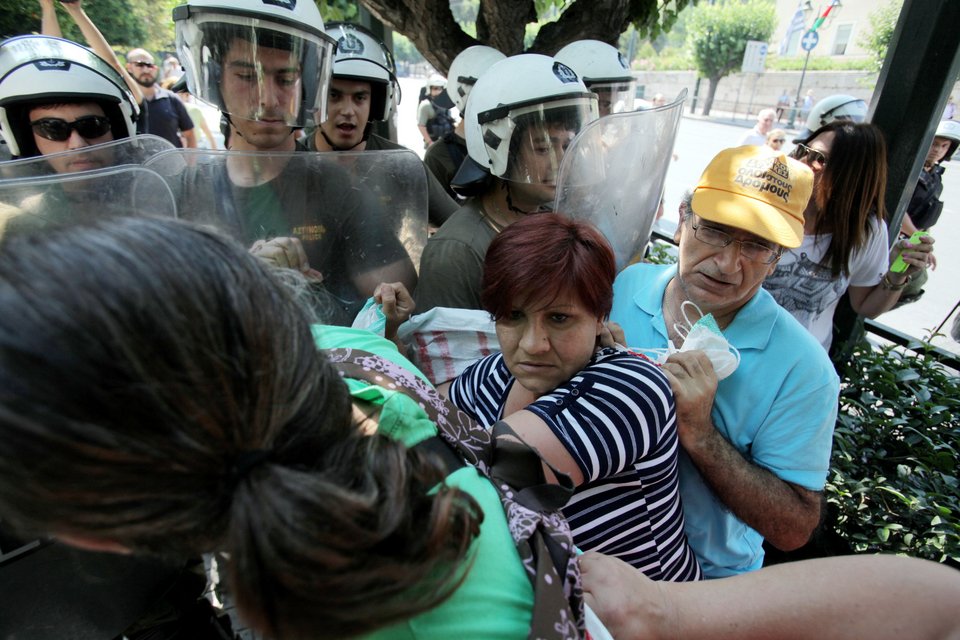 Ένταση μεταξύ αστυνομικών και σχολικών φυλάκων έξω από το υπουργείο Εξωτερικών [εικόνες] | iefimerida.gr 1