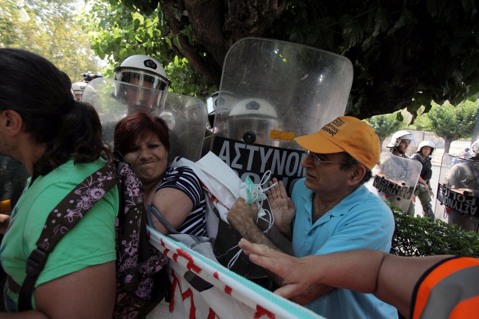 Ένταση μεταξύ αστυνομικών και σχολικών φυλάκων έξω από το υπουργείο Εξωτερικών [εικόνες] | iefimerida.gr 2