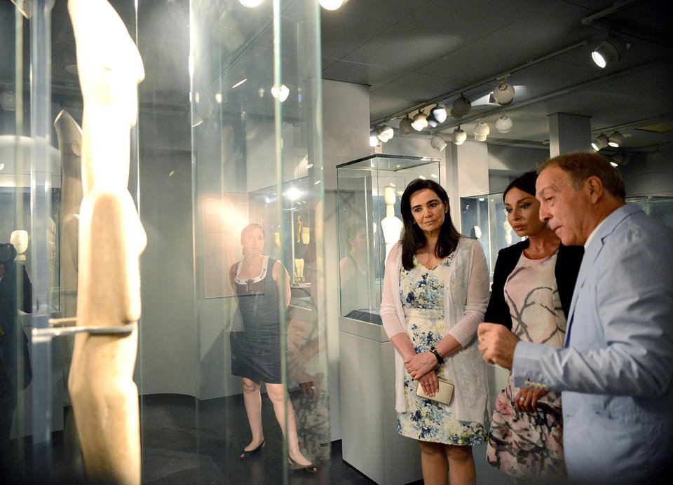 Η σύζυγος του Αζέρου προέδρου με μίνι φούστα στην Ακρόπολη -Εκλεψε την παράσταση [εικόνες] | iefimerida.gr 1