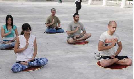 Κινέζοι έκαναν γιόγκα στο Σύνταγμα -Διαμαρτυρία για την επίσκεψη του Κινέζου πρωθυπουργού [εικόνες] | iefimerida.gr 0