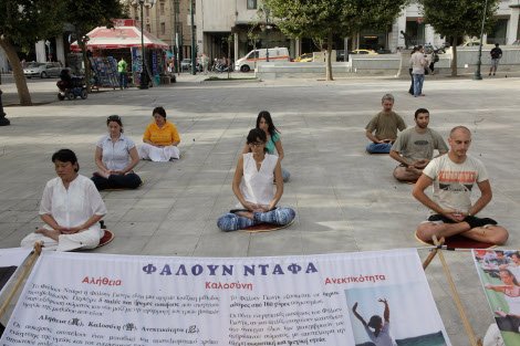 Κινέζοι έκαναν γιόγκα στο Σύνταγμα -Διαμαρτυρία για την επίσκεψη του Κινέζου πρωθυπουργού [εικόνες] | iefimerida.gr 4