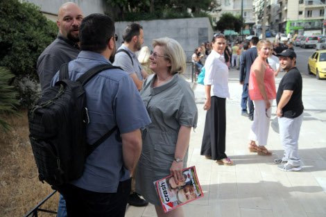 Ενώπιον των ανακριτριών για τρίτη φορά η βουλευτής της Χρυσής Αυγής Ελένη Ζαρούλια [εικόνες] | iefimerida.gr 0