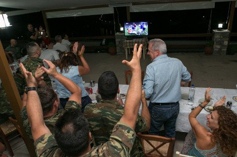 Στο Αγαθονήσι με φαντάρους πανηγύρισε την πρόκριση της Εθνικής ο Δημήτρης Αβραμόπουλος [βίντεο&εικόνες] | iefimerida.gr 1
