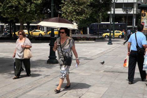 Στο συντριβάνι του Συντάγματος έψαξαν δροσιά κάτοικοι και τουρίστες [εικόνες] | iefimerida.gr 0