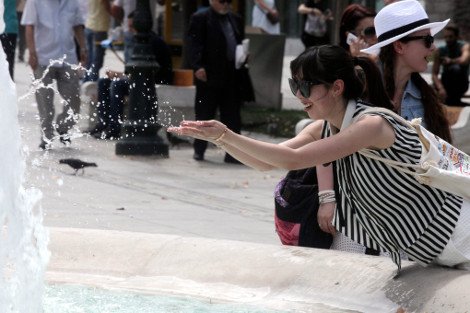 Στο συντριβάνι του Συντάγματος έψαξαν δροσιά κάτοικοι και τουρίστες [εικόνες] | iefimerida.gr 4