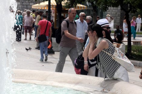 Στο συντριβάνι του Συντάγματος έψαξαν δροσιά κάτοικοι και τουρίστες [εικόνες] | iefimerida.gr 1