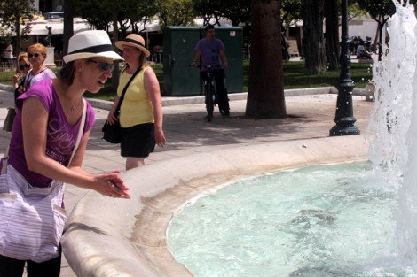 Στο συντριβάνι του Συντάγματος έψαξαν δροσιά κάτοικοι και τουρίστες [εικόνες] | iefimerida.gr 5